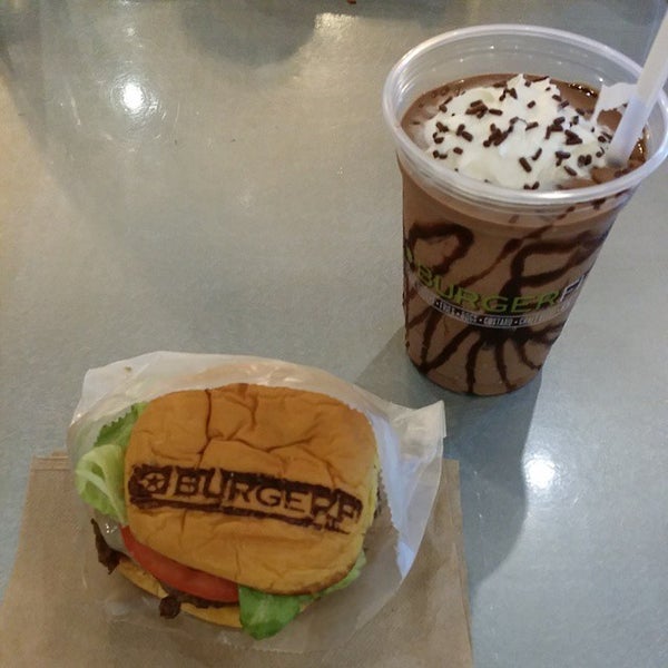 Foto diambil di BurgerFi oleh JettaJimm V. pada 9/3/2014
