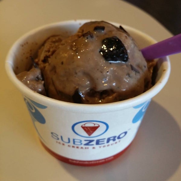 Снимок сделан в Sub Zero Ice Cream &amp; Yogurt пользователем JettaJimm V. 7/28/2015