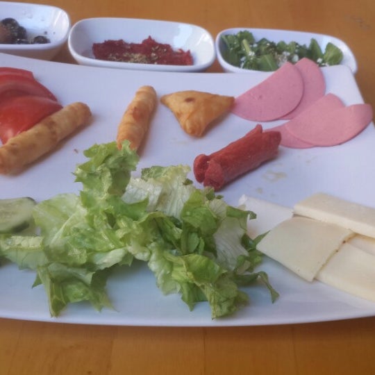 Foto tomada en İlla Cafe &amp; Restaurant  por kemal s. el 6/13/2014