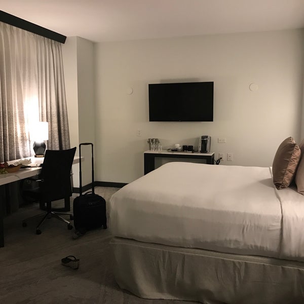 Das Foto wurde bei Hotel 1000, LXR Hotels &amp; Resorts von Stephanie K. am 7/31/2017 aufgenommen