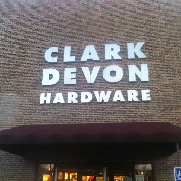 Foto tirada no(a) Clark-Devon Hardware por Takis TK K. em 11/18/2013