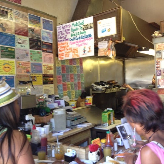 Foto tirada no(a) Jodie&#39;s Restaurant por Deanna B. em 6/8/2013