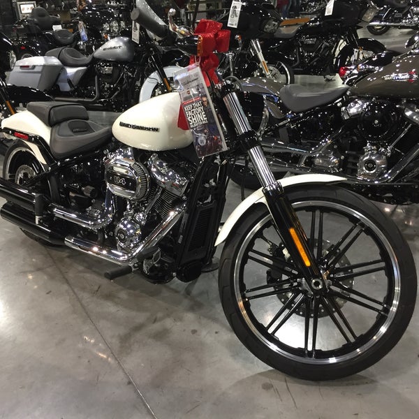 Photo taken at Las Vegas Harley-Davidson by Carlos C. on 12/24/2018