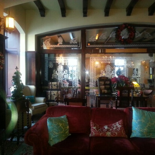 Foto diambil di Hôtel Clarendon oleh Valerie S. pada 12/28/2012