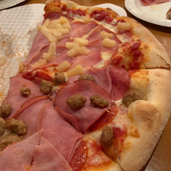 2/9/2019 tarihinde Josh S.ziyaretçi tarafından Pizza Corner'de çekilen fotoğraf