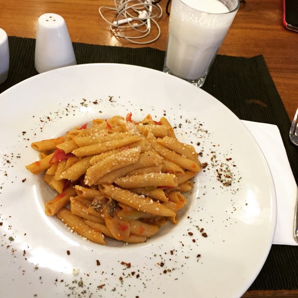 Foto tirada no(a) Monarchi | Cafe ve Restaurant por Gizem em 3/6/2015