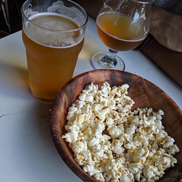 Снимок сделан в Hoi Polloi Brewpub &amp; Beat Lounge пользователем Amanda I. 9/24/2019