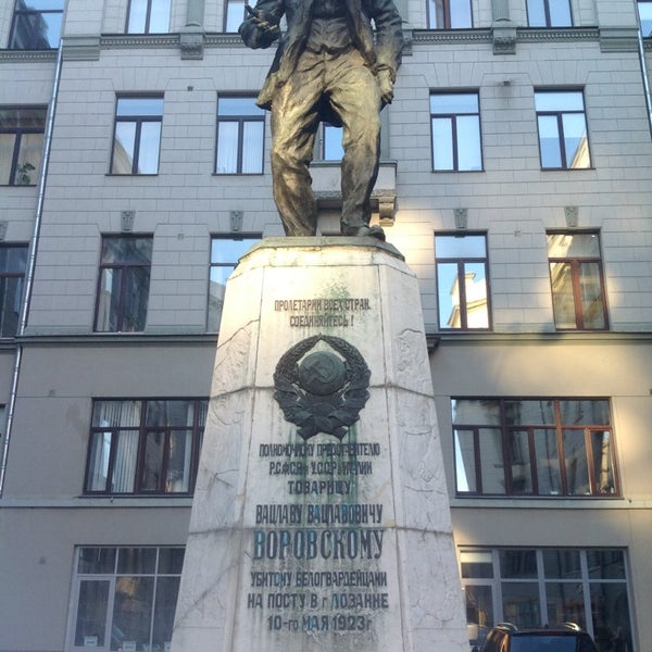 Памятник воровскому в москве на лубянке