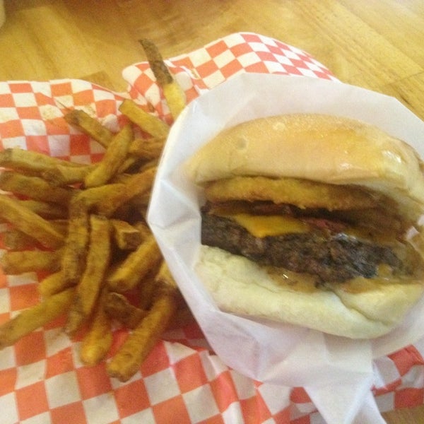 12/27/2012 tarihinde Joshua M.ziyaretçi tarafından Burger Brats'de çekilen fotoğraf
