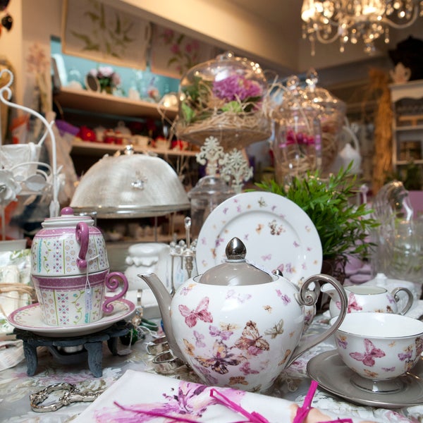 3/31/2014 tarihinde Margó salón de téziyaretçi tarafından Margó salón de té'de çekilen fotoğraf