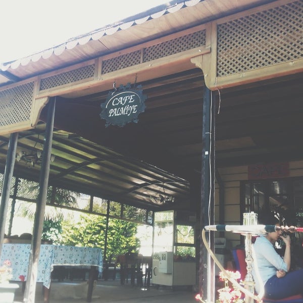 รูปภาพถ่ายที่ Yeni Palmiye Cafe &amp; Restaurant โดย Buse D. เมื่อ 5/16/2014