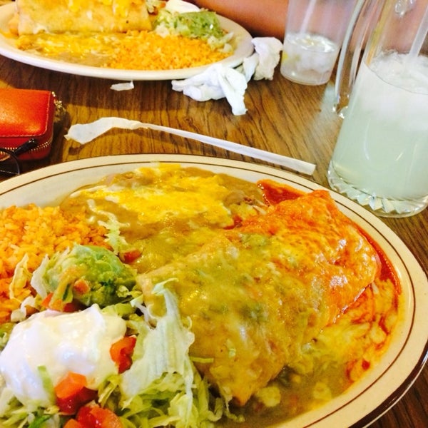 รูปภาพถ่ายที่ Los Cerritos Mexican Restaurant โดย Kassandra P. เมื่อ 3/13/2014