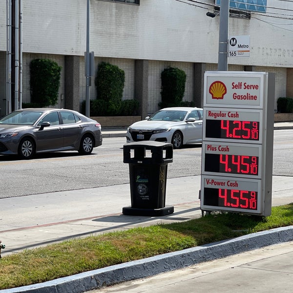 รูปภาพถ่ายที่ Shell โดย Robert H. เมื่อ 7/18/2021