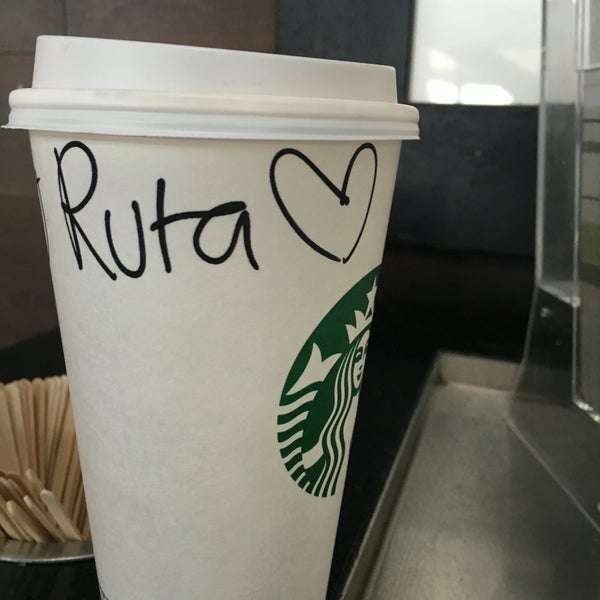 รูปภาพถ่ายที่ Starbucks โดย Ruta G. เมื่อ 5/10/2016