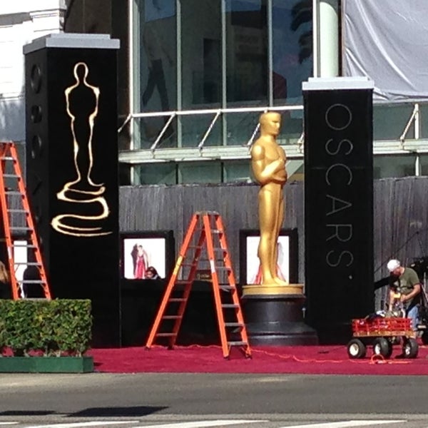 Photo prise au Oscars Outdoors (Academy Hollywood) par Victoria A. le2/24/2013