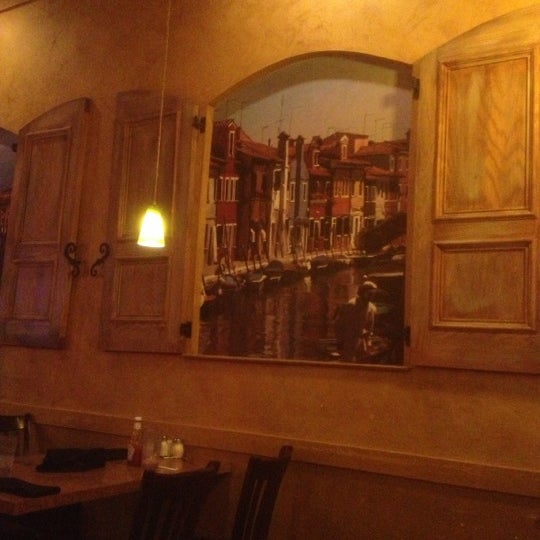Foto tirada no(a) Old Venice Pizza por Pat E. em 11/17/2012