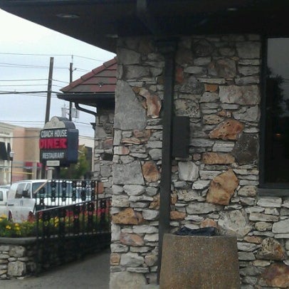 Foto tirada no(a) Coach House Diner &amp; Restaurant por Paulabeth W. em 9/28/2012