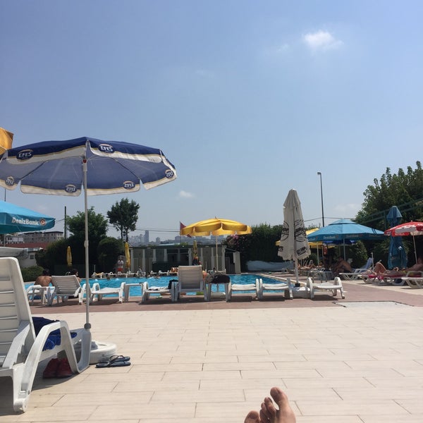 Das Foto wurde bei Pelikan Otel Yüzme Havuzu von Cihan K. am 8/7/2017 aufgenommen