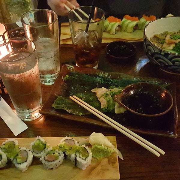 Foto diambil di The Cultured Pearl Restaurant &amp; Sushi Bar oleh Emily M. pada 11/28/2015