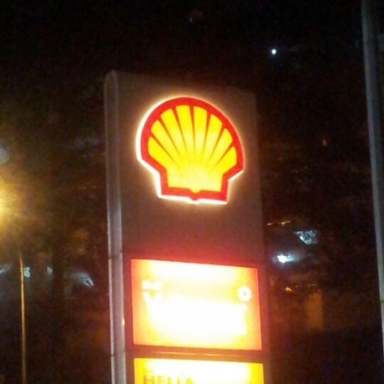 Foto tirada no(a) Shell por Mohd Hanif Ilyas Dinie M. em 12/8/2012