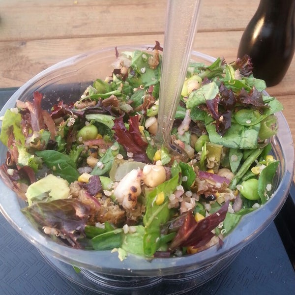 Das Foto wurde bei Crisp Salad Company von Elizabeth D. am 3/29/2014 aufgenommen
