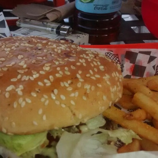 Снимок сделан в Pit´s Burger пользователем Montse V. 1/11/2015