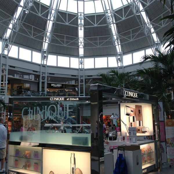 รูปภาพถ่ายที่ Vista Ridge Mall โดย Kazuhiko Y. เมื่อ 3/23/2013
