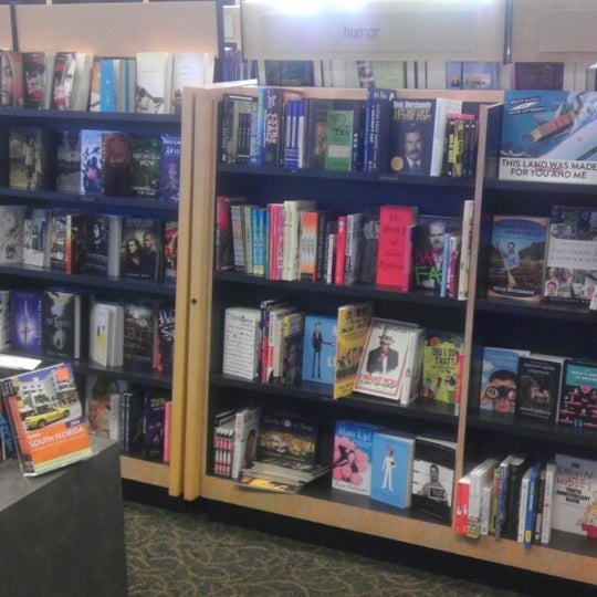 Foto diambil di USF Tampa Bookstore oleh Tom P. pada 3/25/2014.