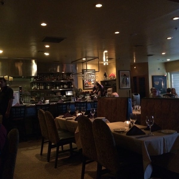 Das Foto wurde bei Razz&#39;s Restaurant &amp; Bar von Mike S. am 5/22/2014 aufgenommen