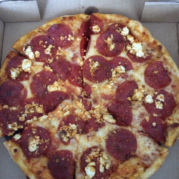 Foto tirada no(a) Theo&#39;s Neighborhood Pizza por Mickey H. em 7/26/2014