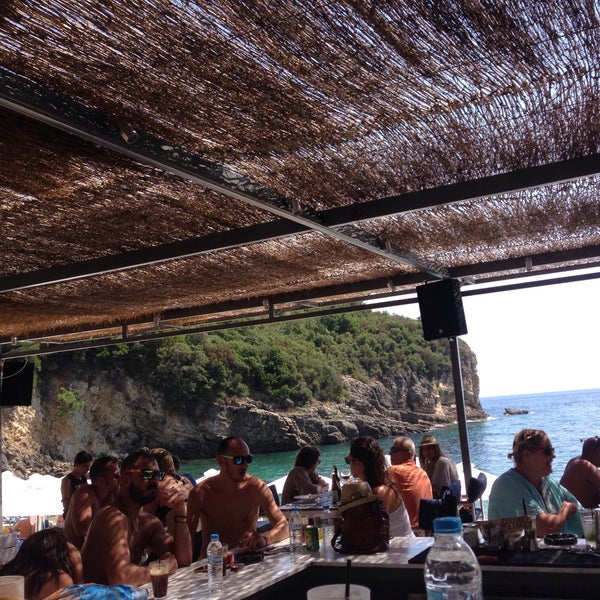 Foto scattata a Mikri Ammos Lounge Beach Bar da Nikos S. il 8/29/2015
