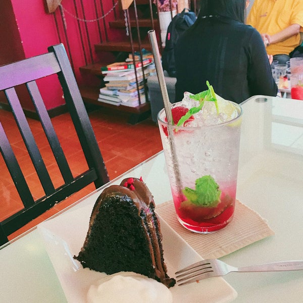 Photo prise au The Secret Garden Café par nwallisut♡ le2/28/2019