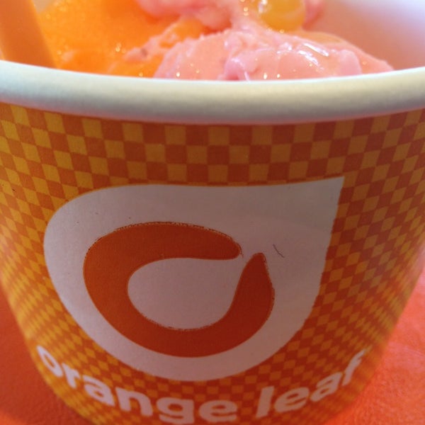 Foto scattata a Orange Leaf Frozen Yogurt da JP S. il 4/7/2013