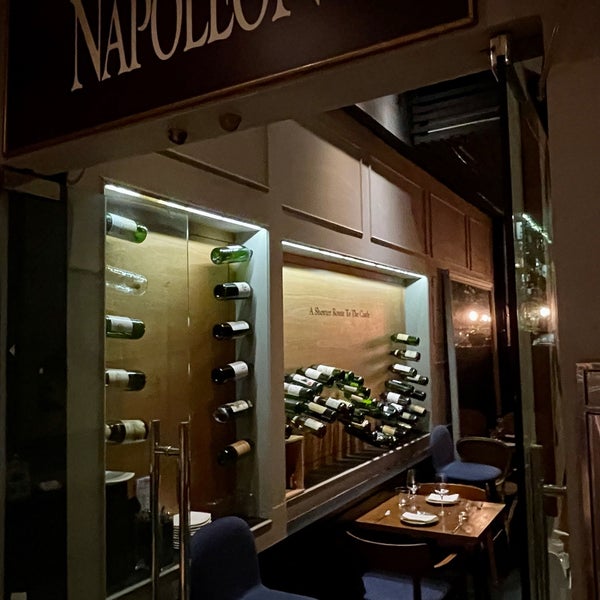 Photo prise au Napoleon Food &amp; Wine Bar par Andy H. le10/16/2021