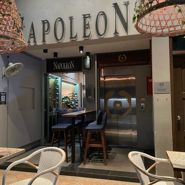 Foto tomada en Napoleon Food &amp; Wine Bar  por Andy H. el 10/16/2021