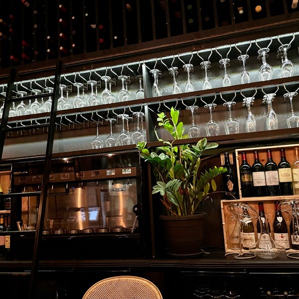 7/8/2022 tarihinde Andy H.ziyaretçi tarafından Napoleon Food &amp; Wine Bar'de çekilen fotoğraf
