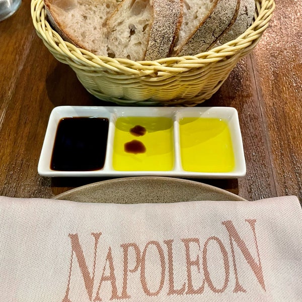 Das Foto wurde bei Napoleon Food &amp; Wine Bar von Andy H. am 3/30/2022 aufgenommen