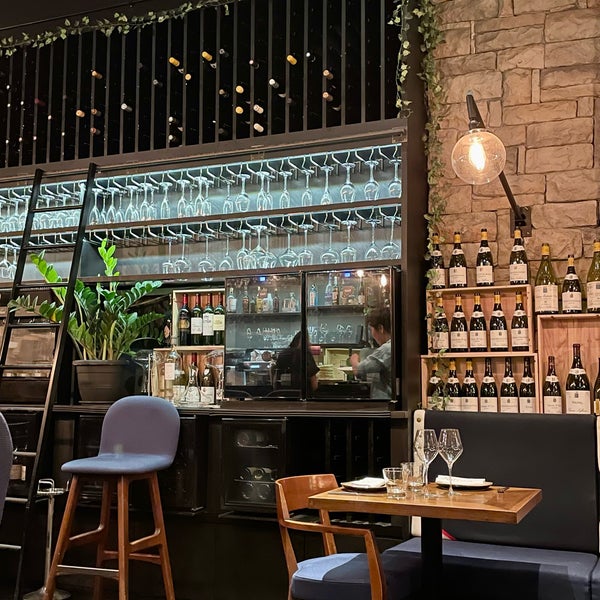 3/30/2022 tarihinde Andy H.ziyaretçi tarafından Napoleon Food &amp; Wine Bar'de çekilen fotoğraf