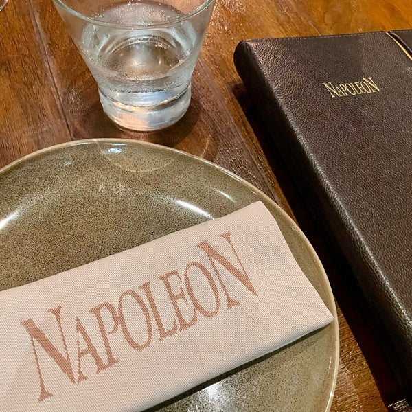 รูปภาพถ่ายที่ Napoleon Food &amp; Wine Bar โดย Andy H. เมื่อ 3/30/2022