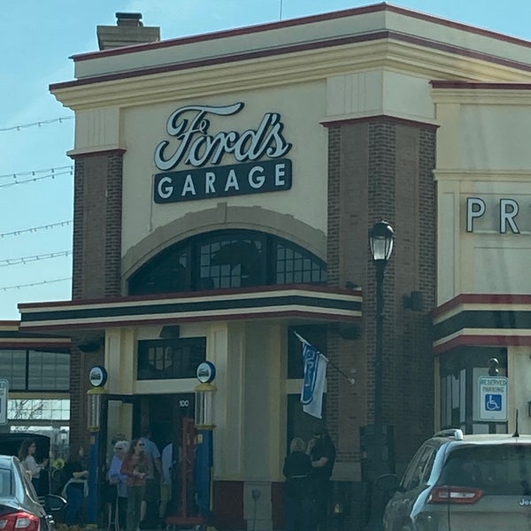 Foto tirada no(a) Ford&#39;s Garage por Kathy B. em 3/5/2022