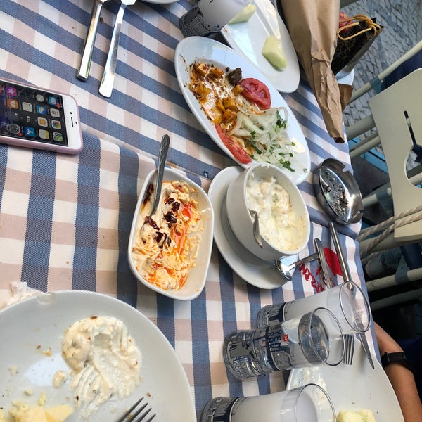Das Foto wurde bei Sokak Restaurant Cengizin Yeri von Gulay am 6/9/2021 aufgenommen