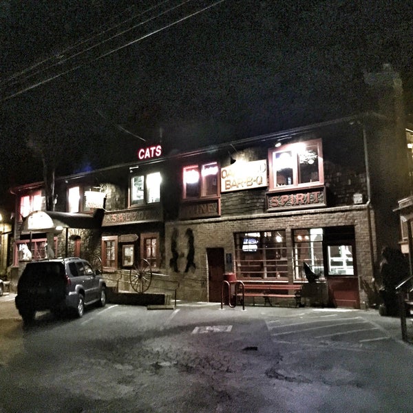 Foto tirada no(a) The Cats Restaurant &amp; Tavern por Ari J. em 5/15/2015