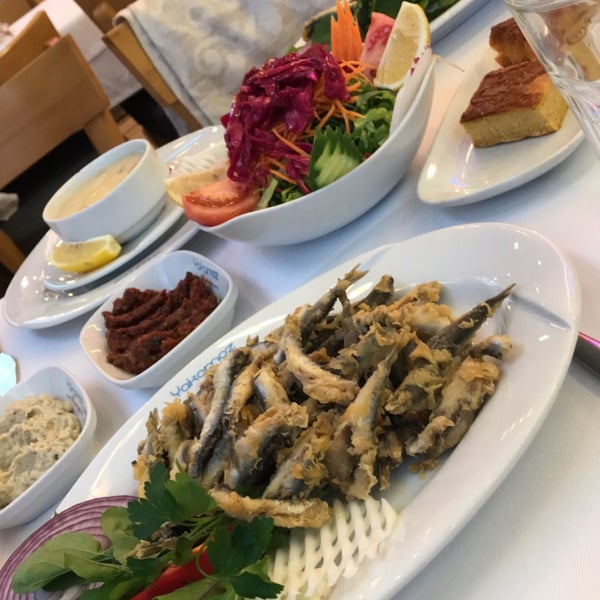 Das Foto wurde bei Beylerbeyi Yakamoz Restaurant von Büşra D. am 11/20/2017 aufgenommen