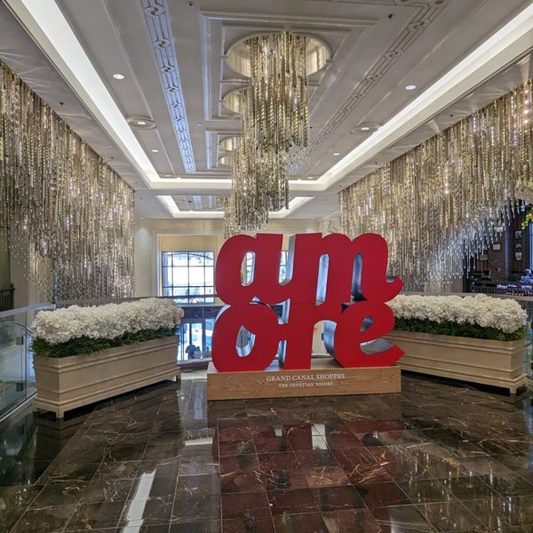 Foto diambil di The Palazzo Resort Hotel &amp; Casino oleh Becca Lou pada 4/12/2024