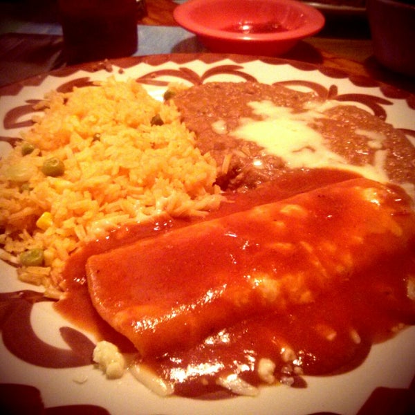 Das Foto wurde bei La Mesa Mexican Restaurant von Stephanie B. am 7/5/2014 aufgenommen