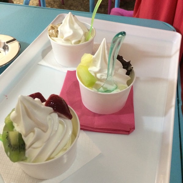 7/16/2014에 Ellina K.님이 YAOURTAKI - Frozen Yogurt - Ice Cream - Coffee - Smoothie에서 찍은 사진