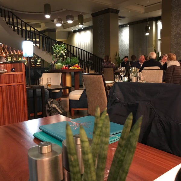 รูปภาพถ่ายที่ Como restaurant &amp; cocktail bar โดย Anton C. เมื่อ 9/20/2019