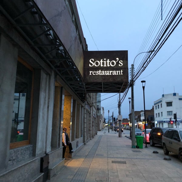 Foto diambil di Sotito&#39;s Restaurant oleh Jaime Z. pada 9/29/2018