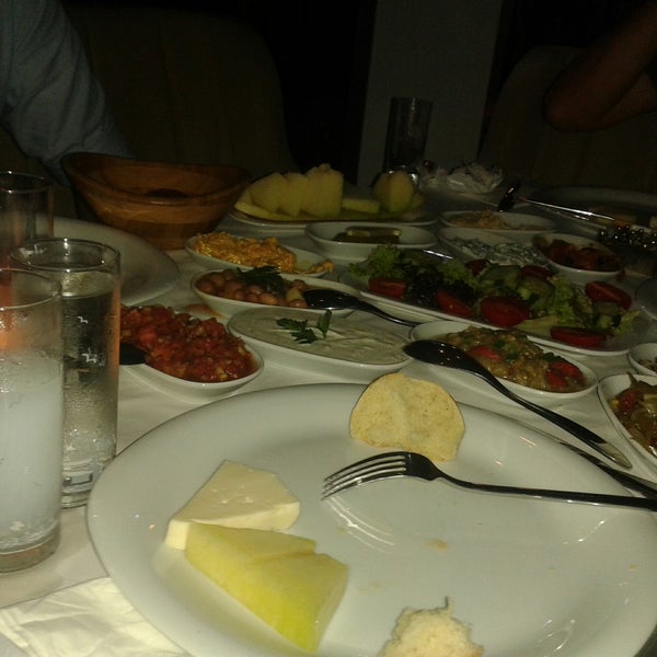 Das Foto wurde bei A Lounge Nargile &amp; Restaurant von Ozan Ç. am 8/20/2016 aufgenommen