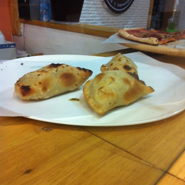 Photo taken at Mano a Mano - Pizzas y empanadillas by Maria M. on 5/9/2014